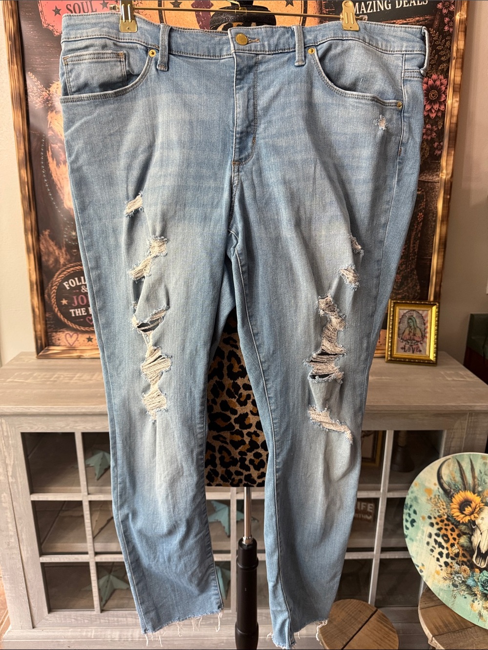 Universal Threads Women's Light Blue Distressed Jeans- Sz 18